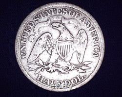 1867 S Demi-dollar assis Liberty, beaux détails, V-4 Devise au-dessus de l'aigle # S176